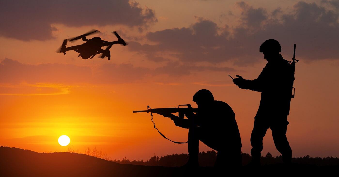 Két katona és egy drón naplementekor